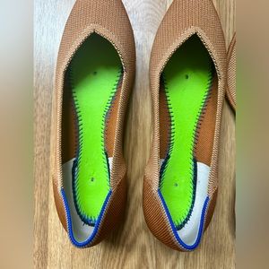 EUC 9.5 Point in shade of tan/yellow. Barely worn